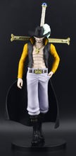 Load image into Gallery viewer, One Piece The Shukko Dracule Mihawk figure