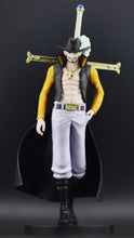 Load image into Gallery viewer, One Piece The Shukko Dracule Mihawk figure