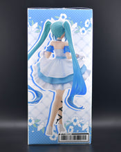 Load image into Gallery viewer, Hatsune Miku Wonderland Cinderella figure