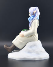Load image into Gallery viewer, Frieren: Beyond Journey's End XStellar Frieren Playing in the Snow figure